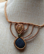 Collier Modulable en Micromacramé – 2 Galets de Plage, Fil Ocre & Perle Dorée | Bijou Naturel et Artisanal