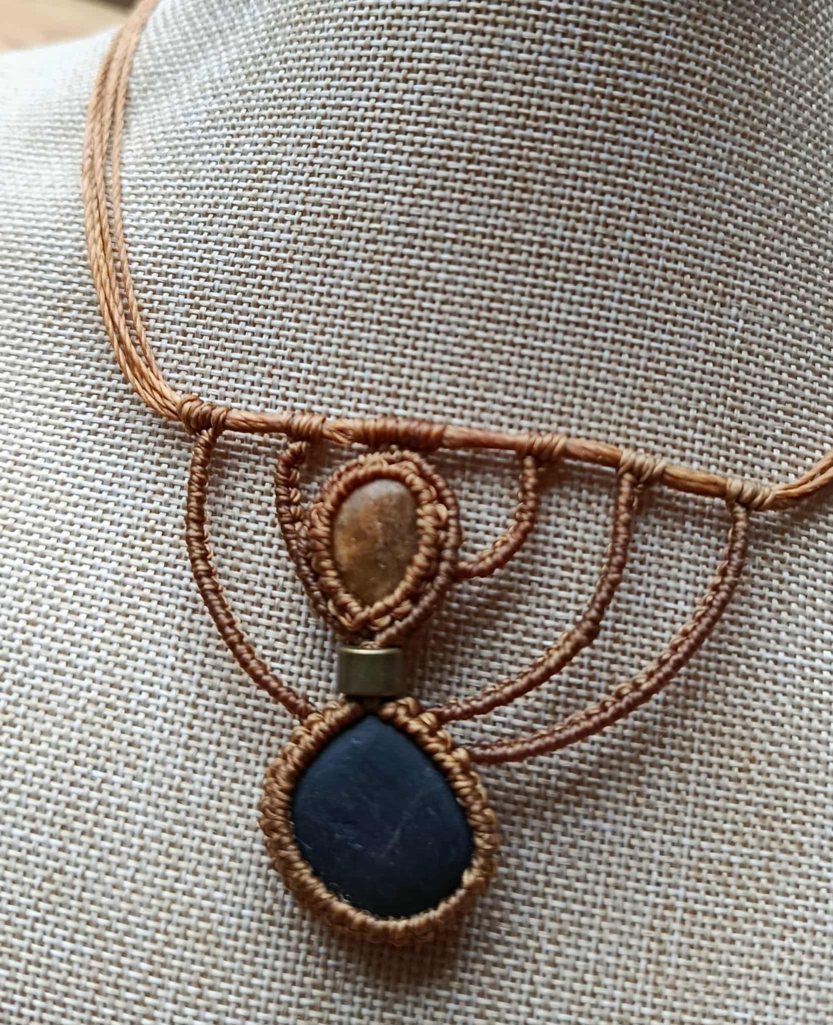 Collier Modulable en Micromacramé – 2 Galets de Plage, Fil Ocre & Perle Dorée | Bijou Naturel et Artisanal