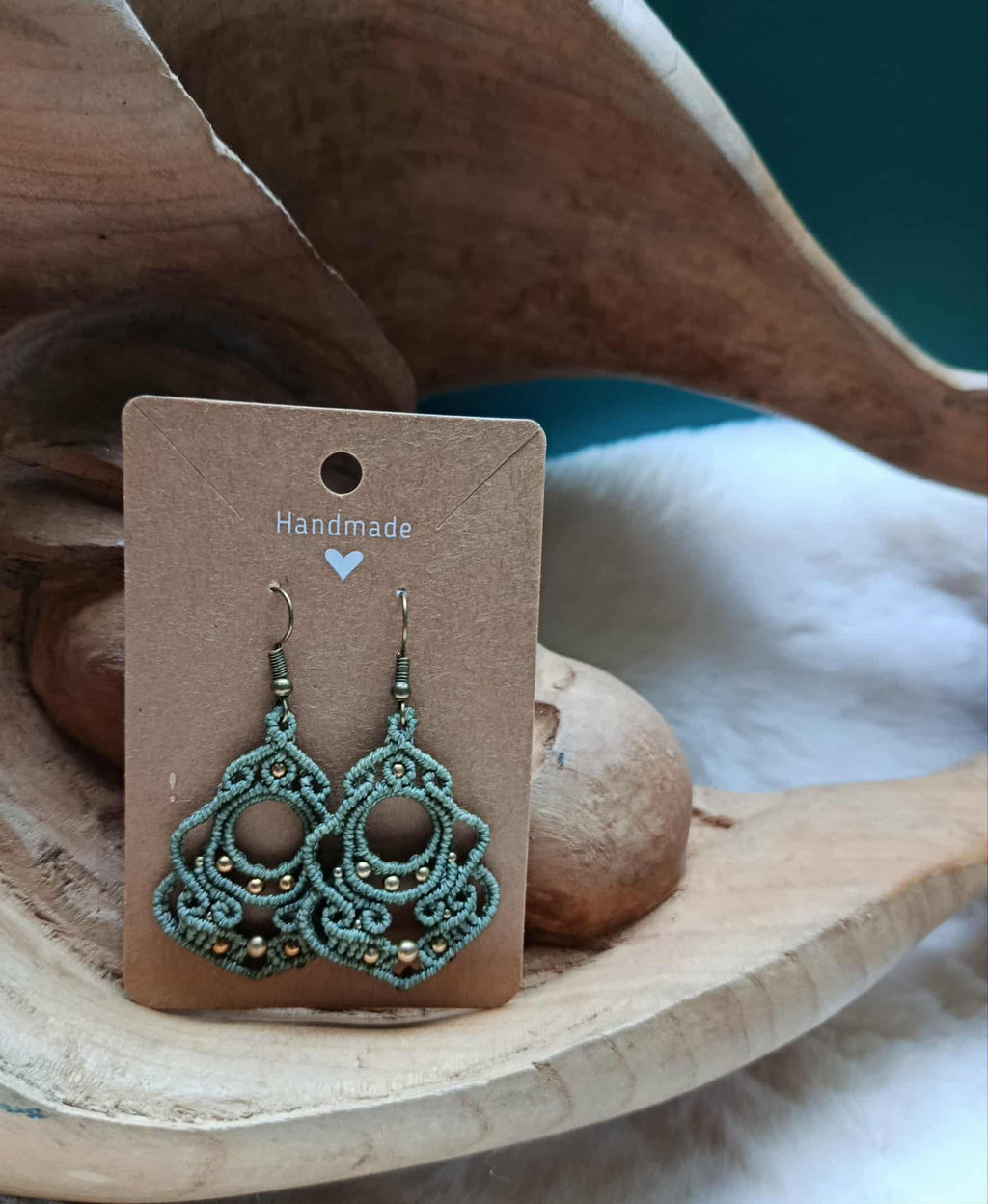 Boucles d’oreilles en micromacramé vert d’eau – perles en laiton inoxydable | Bijou artisanal bohème chic fait main