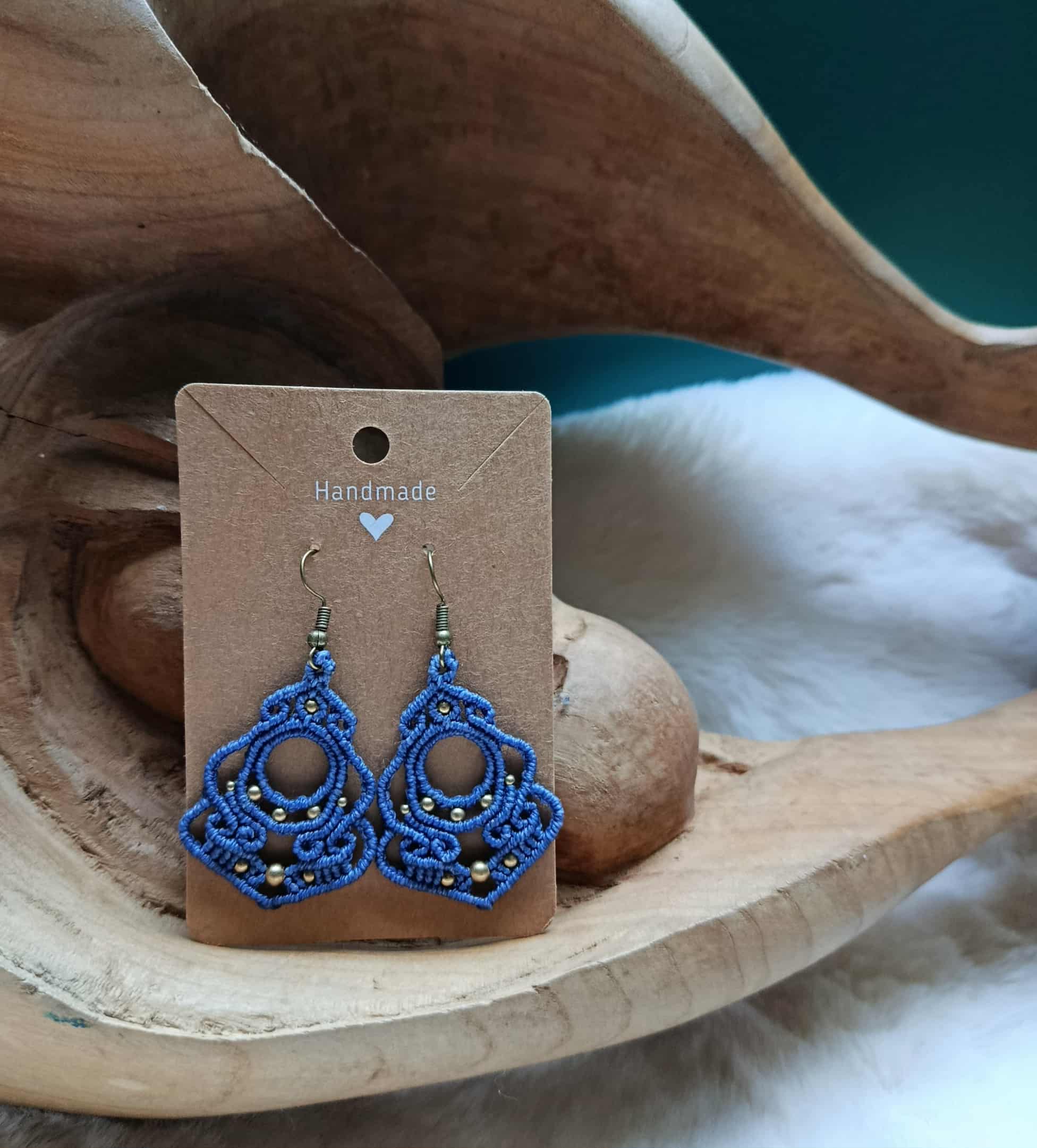 Boucles d’oreilles en micromacramé bleu – perles en laiton inoxydable | Bijou artisanal bohème chic fait main