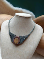 "Collier Artisanal en Micromacramé – Galet Jaune/Ocre, Fil Marron et Vert, Perles Métal"