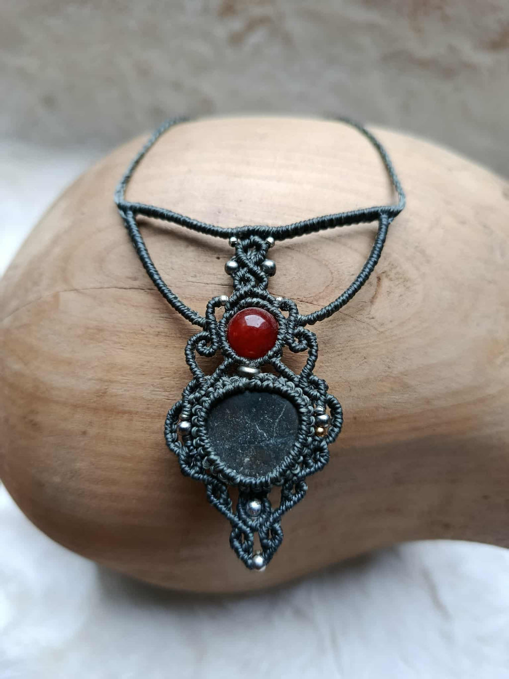 Collier en Micromacramé Gris Vert – Galet Naturel, Perle en Pierre Recyclée & Acier Inoxydable | Bijou Artisanal Écoresponsable