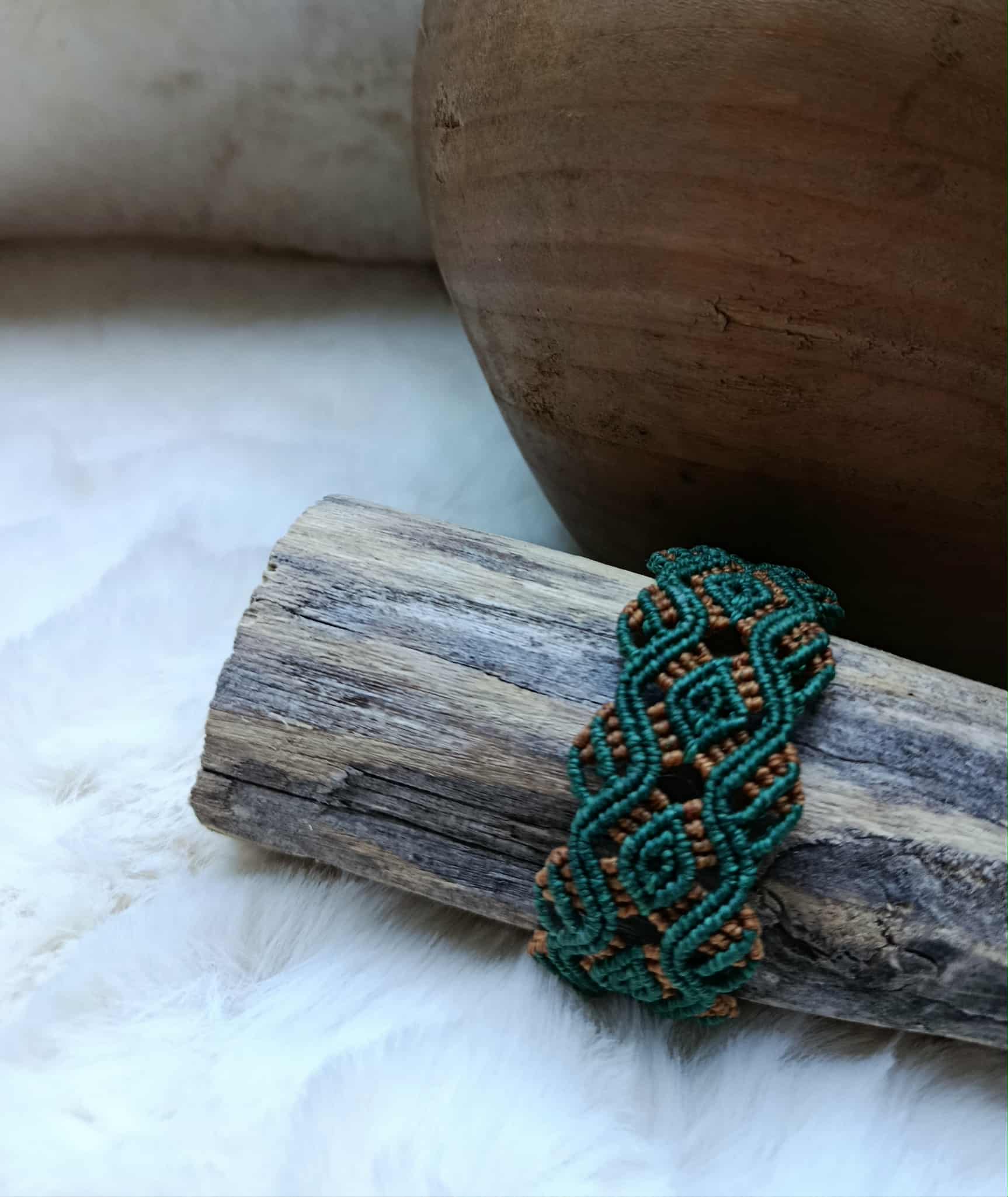 Bracelet bicolore vert herbe et ocre en micromacramé motif celtique – bijou artisanal fait main