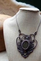 Bijou Artisanal en Micromacramé – Collier Mini Plastron Violet, Galet Vernis et Perles Acier