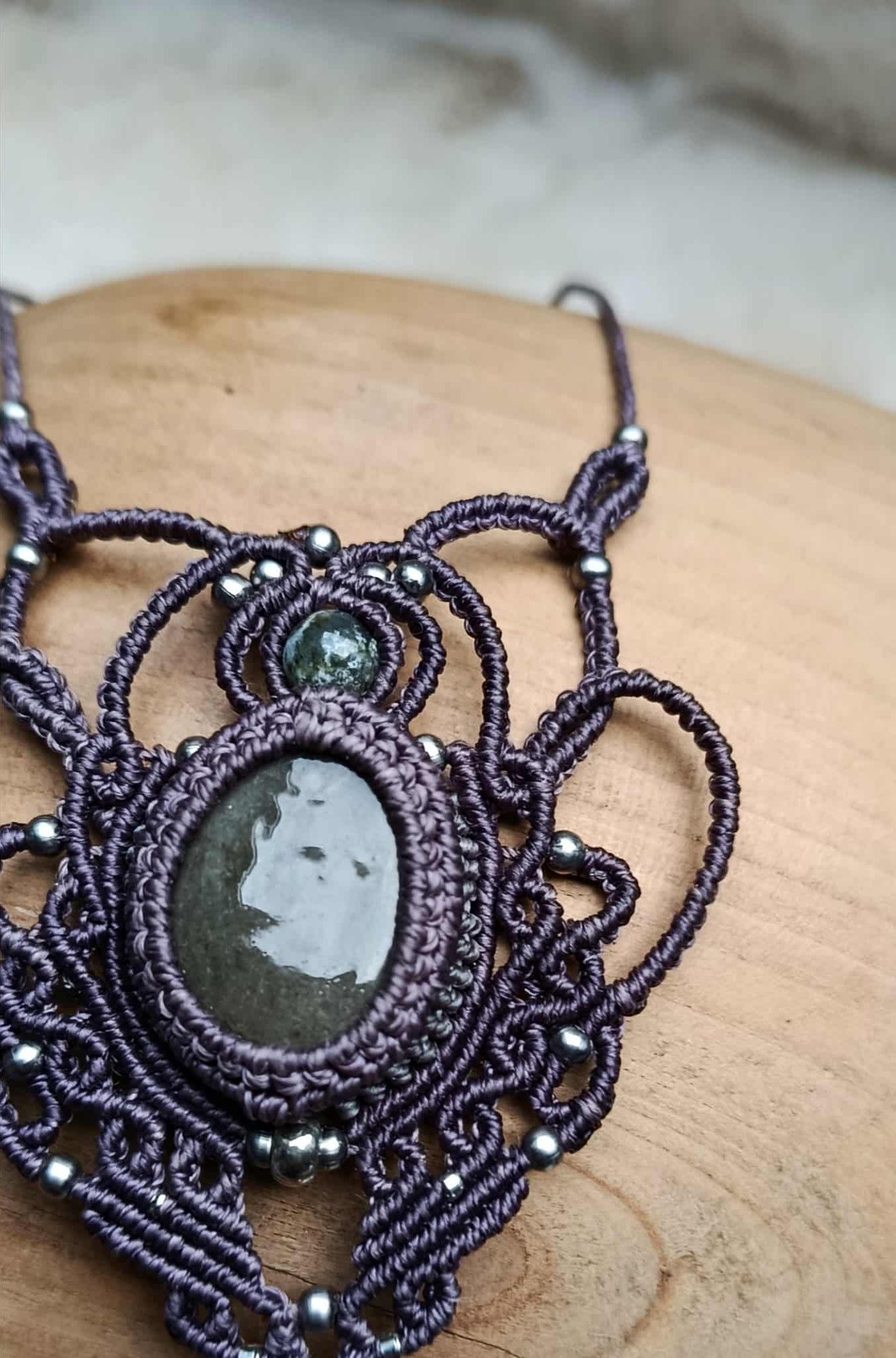 Bijou Artisanal en Micromacramé – Collier Mini Plastron Violet, Galet Vernis et Perles Acier