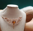 Mini plastron en micromacramé beige & brun clair – pierre d’onyx jaune sertie et perles en laiton inoxydable, bijou artisanal fait main