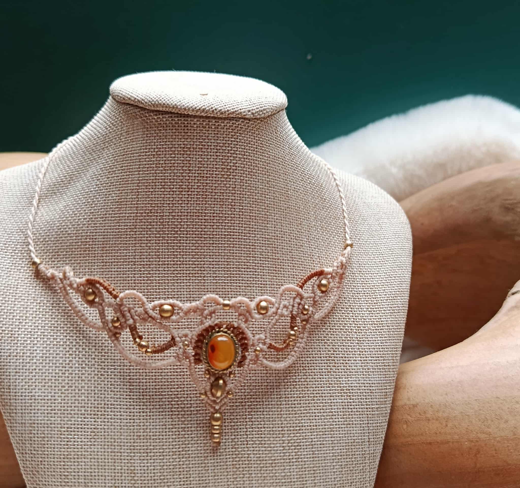 Mini plastron en micromacramé beige & brun clair – pierre d’onyx jaune sertie et perles en laiton inoxydable, bijou artisanal fait main