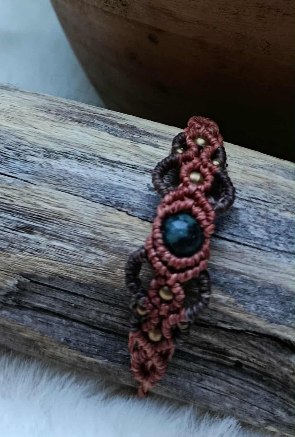 Bracelet en micromacramé avec perle en pierre naturelle, fil corail et brun, perles en laiton inoxydable