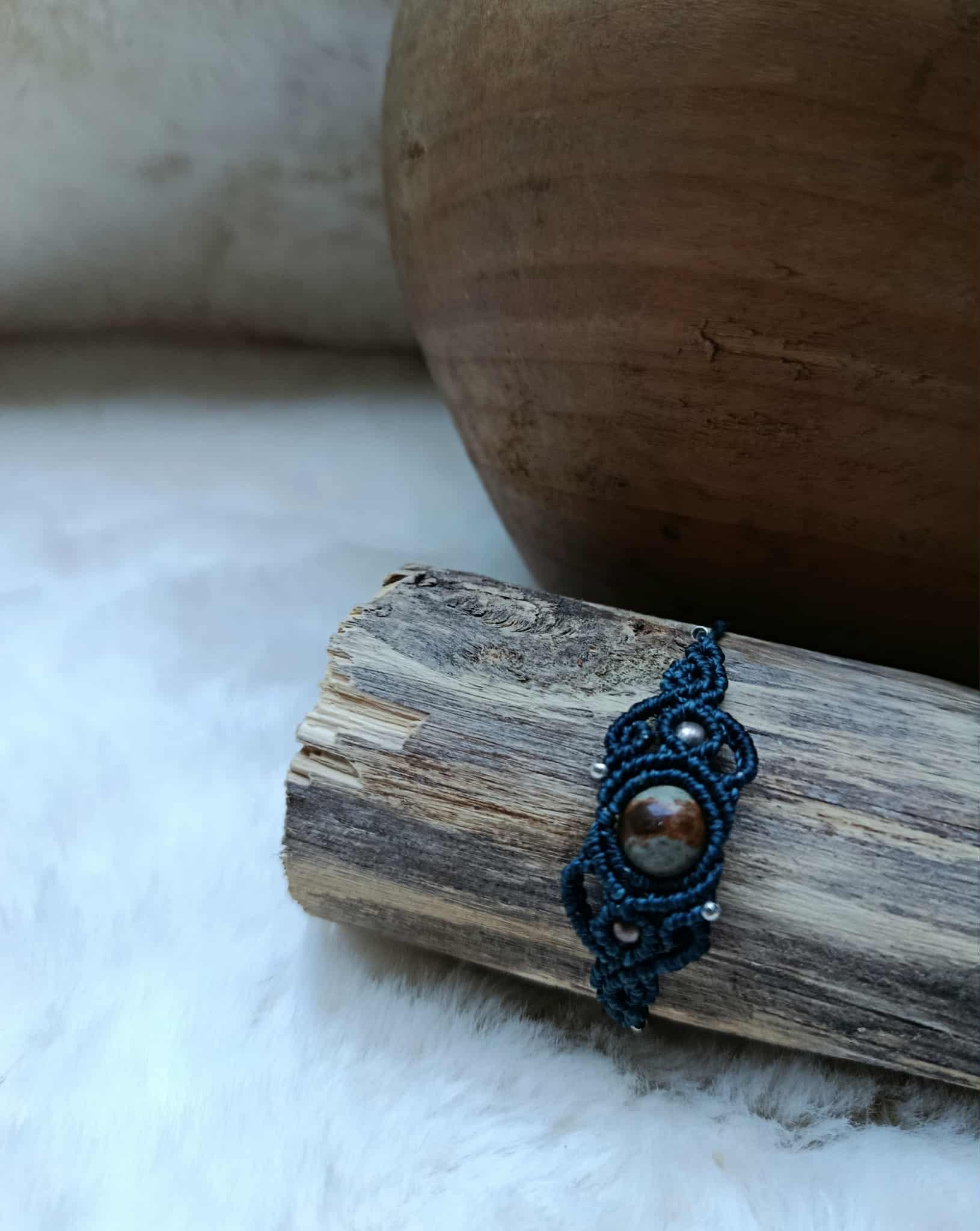 Bracelet minimaliste en micromacramé bleu vert avec perle en pierre naturelle et perle en acier inoxydable – Bijou artisanal unisexe