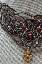 "Plastron Artisanal en Micromacramé – Perle de Jaspe Rouge et Breloque Acier Inoxydable"