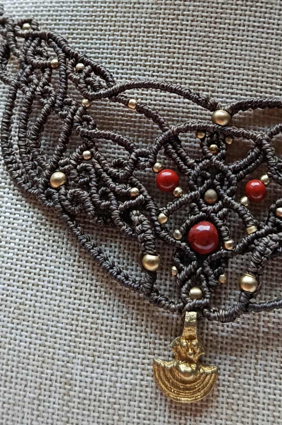 "Plastron Artisanal en Micromacramé – Perle de Jaspe Rouge et Breloque Acier Inoxydable"