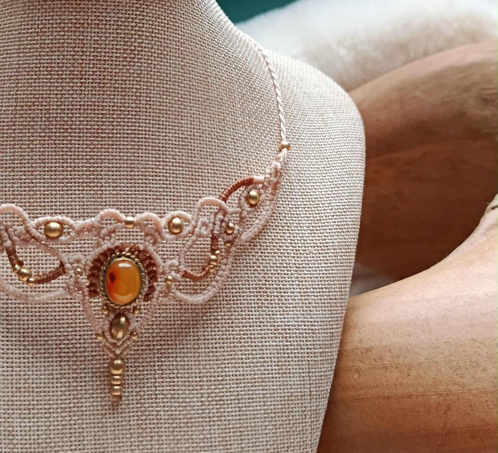 Mini plastron en micromacramé beige & brun clair – pierre d’onyx jaune sertie et perles en laiton inoxydable, bijou artisanal fait main