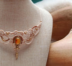 Mini plastron en micromacramé beige & brun clair – pierre d’onyx jaune sertie et perles en laiton inoxydable, bijou artisanal fait main