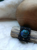 Bracelet manchette noir en micromacramé avec cabochon pâte polymère tons océaniques et perles laiton inoxydable