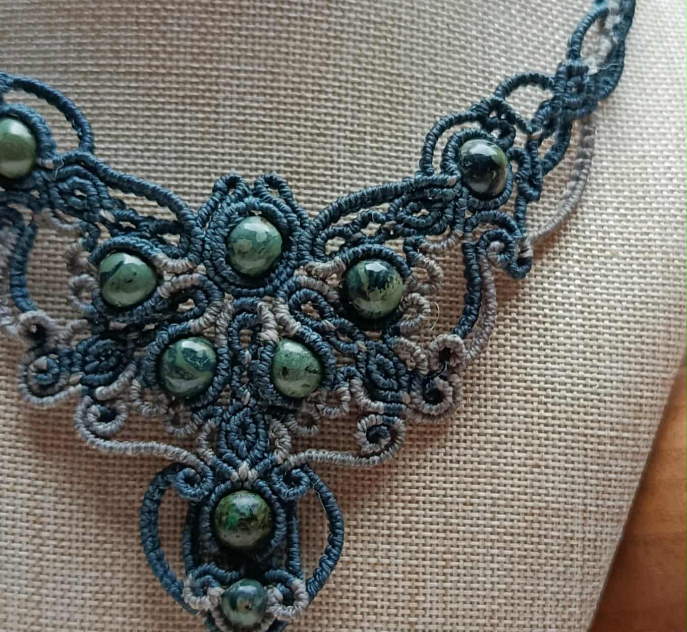 Plastron en micromacramé gris clair & gris orage – perles de jaspe Kambaba et breloque plume en laiton, bijou artisanal unique