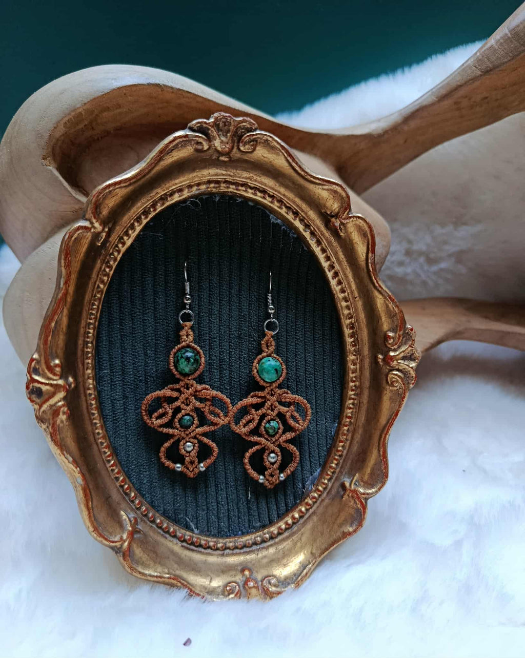 Boucles d’oreilles en micromacramé ocre – pierre naturelle & perles en acier inoxydable | Bijou artisanal bohème chic