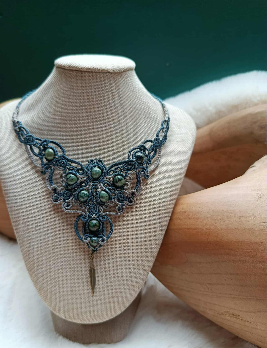 Plastron en micromacramé gris clair & gris orage – perles de jaspe Kambaba et breloque plume en laiton, bijou artisanal unique