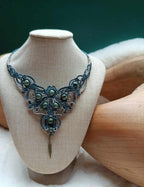 Plastron en micromacramé gris clair & gris orage – perles de jaspe Kambaba et breloque plume en laiton, bijou artisanal unique