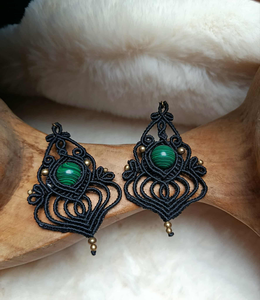 Boucles d’oreilles en micromacramé noir avec perle de malachite – Bijou artisanal bohème chic en laiton inoxydable fait main