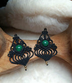 Boucles d’oreilles en micromacramé noir avec perle de malachite – Bijou artisanal bohème chic en laiton inoxydable fait main