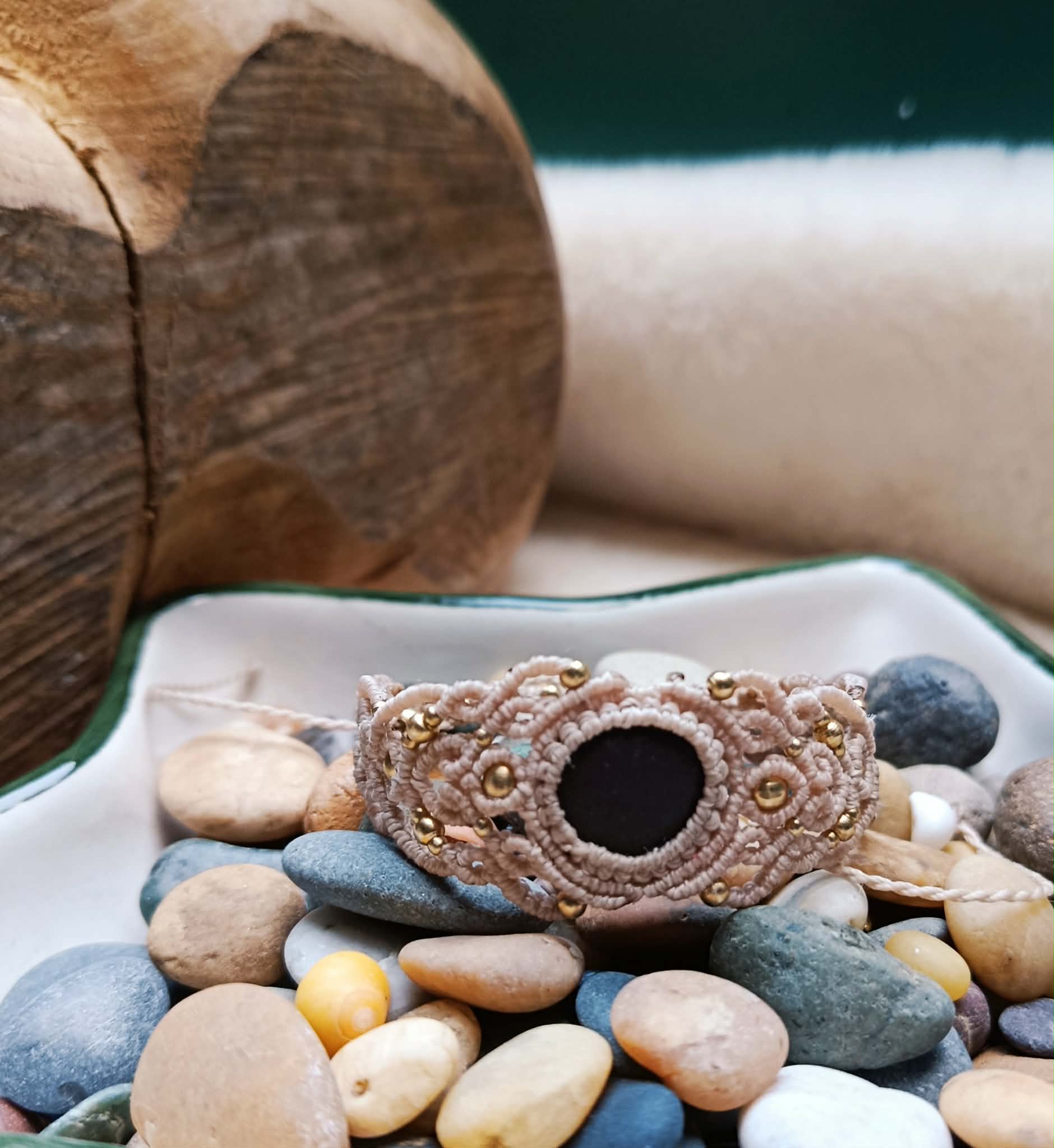 Bracelet en micromacramé fait main – Galet de Bretagne & perles dorées