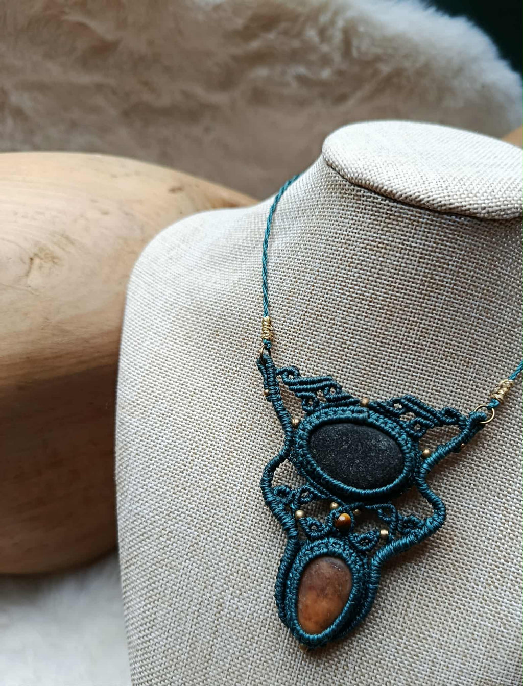 Collier en Macramé Bleu Vert – 2 Galets Naturels, Perle Œil de Tigre & Laiton Inoxydable | Bijou Artisanal Unique & Naturel