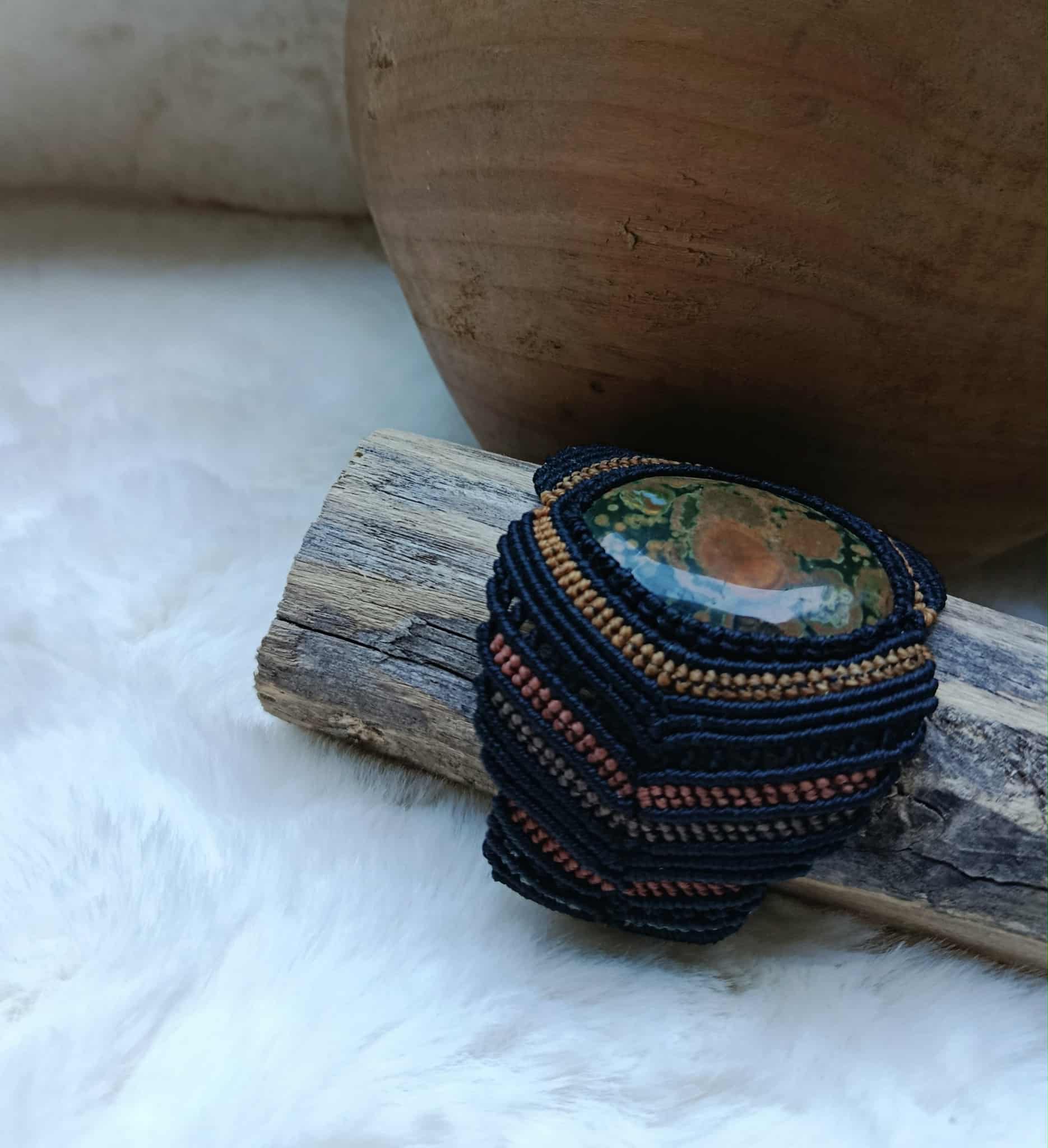 Bracelet manchette en micromacramé avec pierre naturelle, fil ciré noir et couleurs automnales