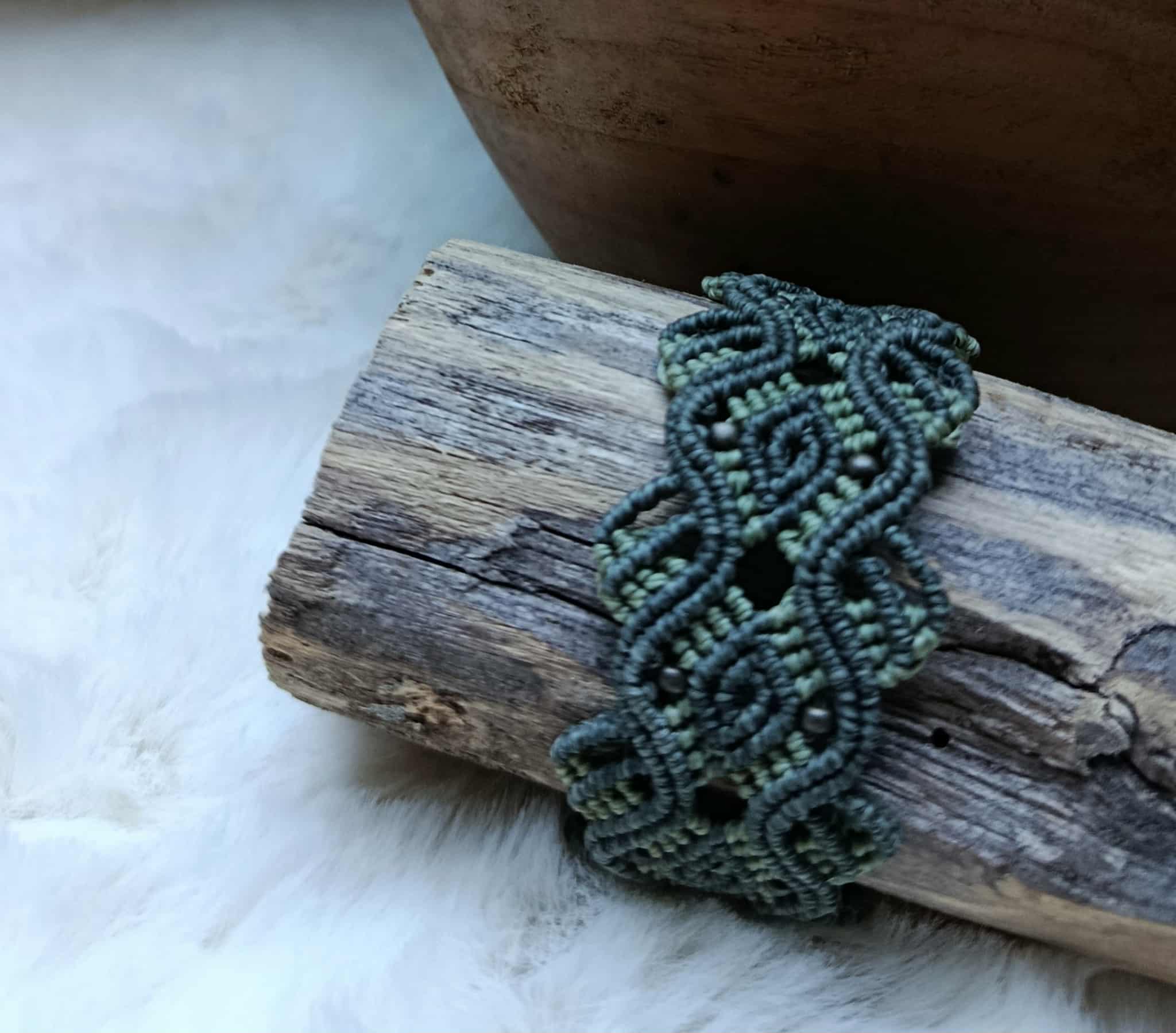 Bracelet bicolore vert gris et vert anis en micromacramé motif celtique – bijou artisanal fait main