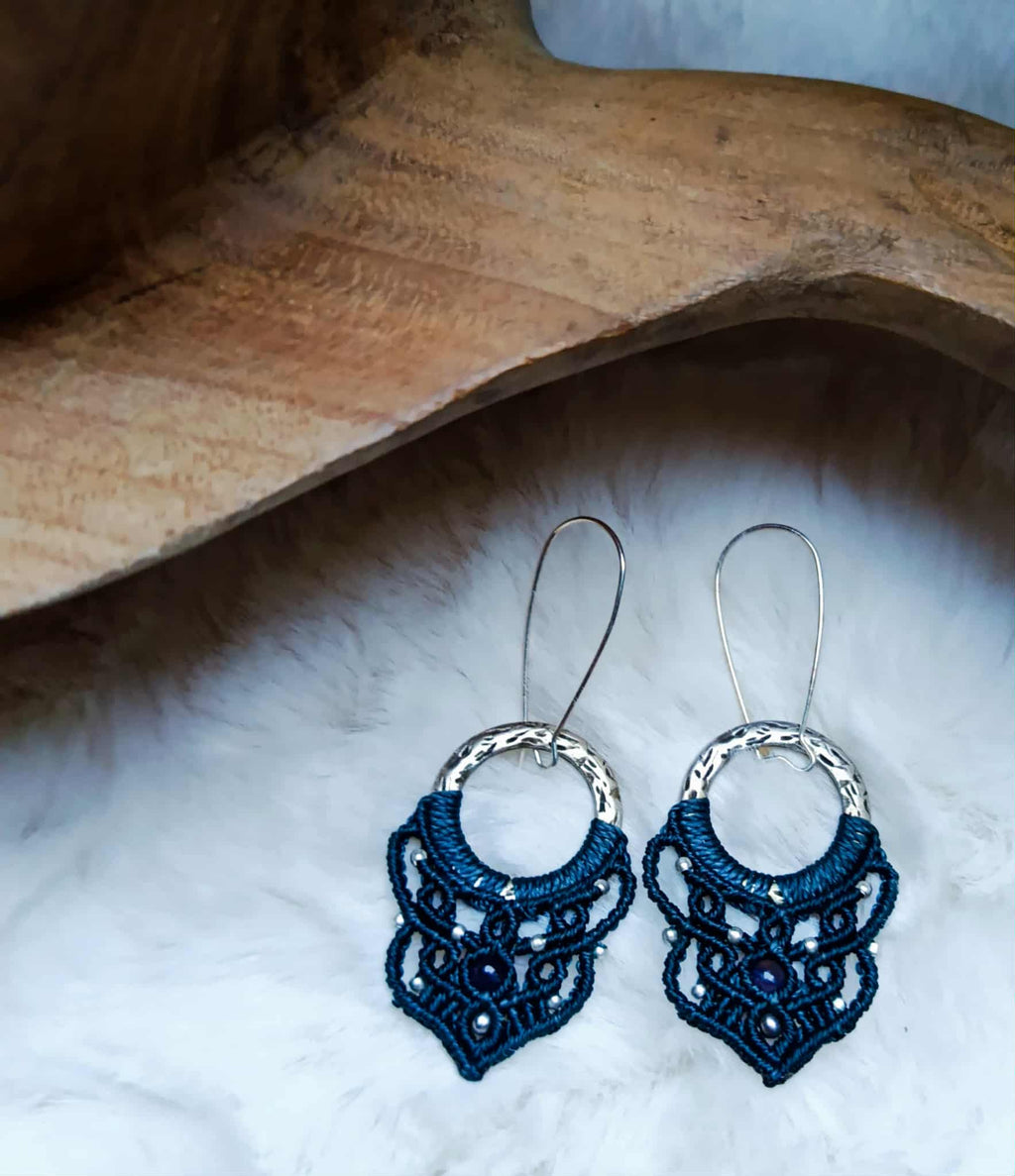 Boucles d’oreilles en micromacramé fil bleu-vert sur anneaux argentés recyclés avec attaches dormeuses