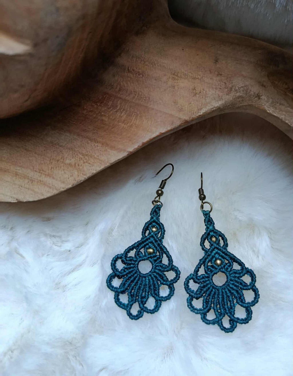 Boucles d’oreilles florales en fil bleu/vert – perles en laiton inoxydable | Bijou artisanal bohème et élégant