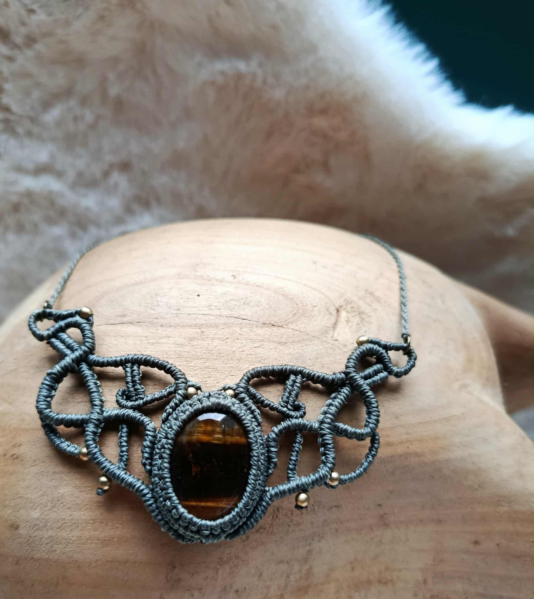 "Collier Mini Plastron en Micromacramé – Pierre Naturelle Œil de Tigre et Perles Laiton"