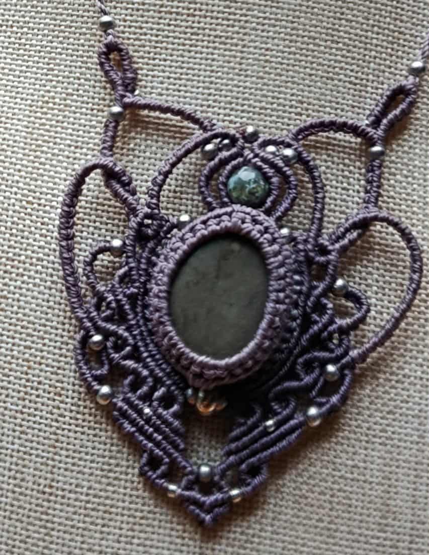 Bijou Artisanal en Micromacramé – Collier Mini Plastron Violet, Galet Vernis et Perles Acier