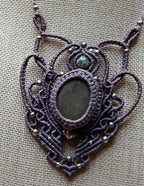 Bijou Artisanal en Micromacramé – Collier Mini Plastron Violet, Galet Vernis et Perles Acier