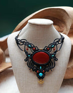 Collier plastron en micromacramé noir inspiration égyptienne – Jaspe rouge, turquoise, perles & breloque en laiton inoxydable