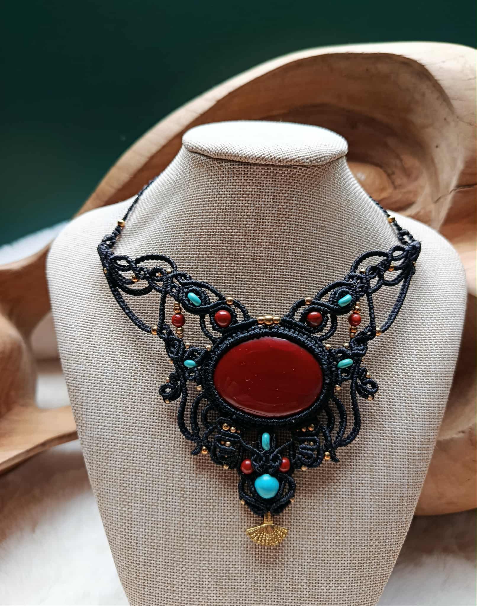 Collier plastron en micromacramé noir inspiration égyptienne – Jaspe rouge, turquoise, perles & breloque en laiton inoxydable