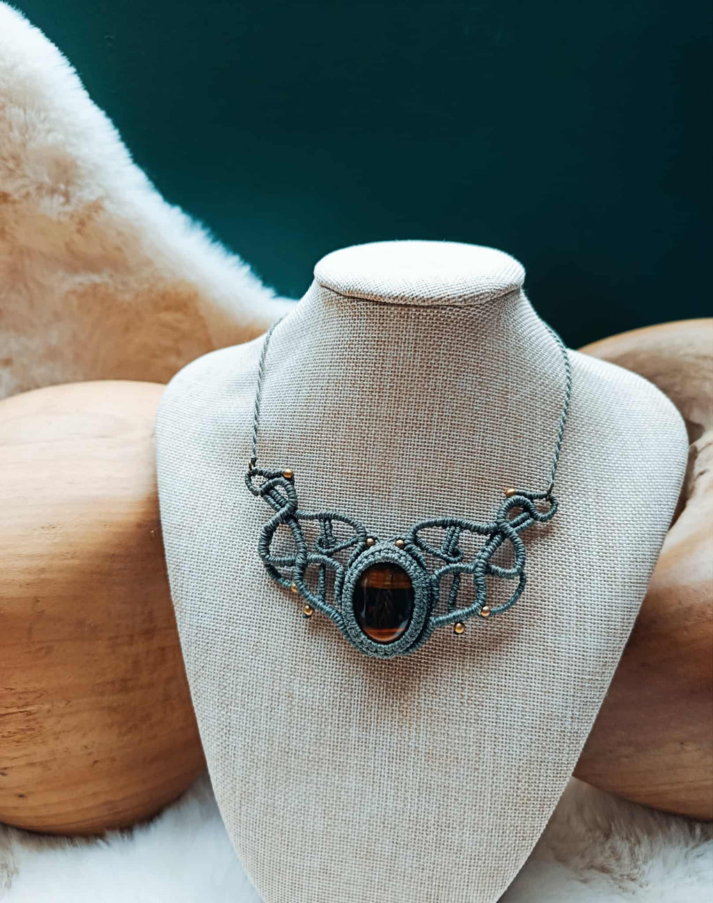 "Collier Mini Plastron en Micromacramé – Pierre Naturelle Œil de Tigre et Perles Laiton"