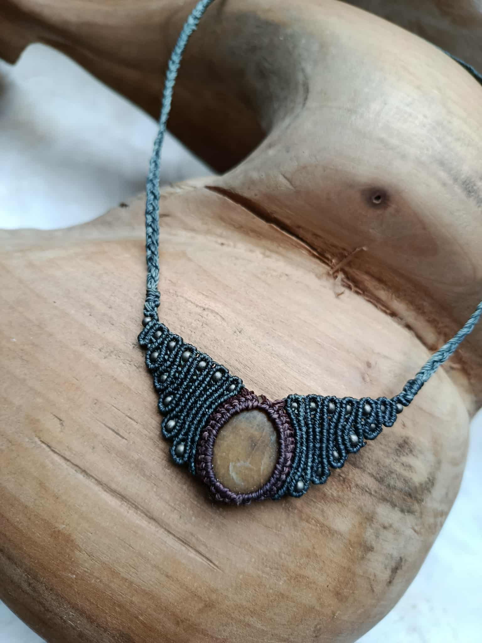 "Collier Artisanal en Micromacramé – Galet Jaune/Ocre, Fil Marron et Vert, Perles Métal"