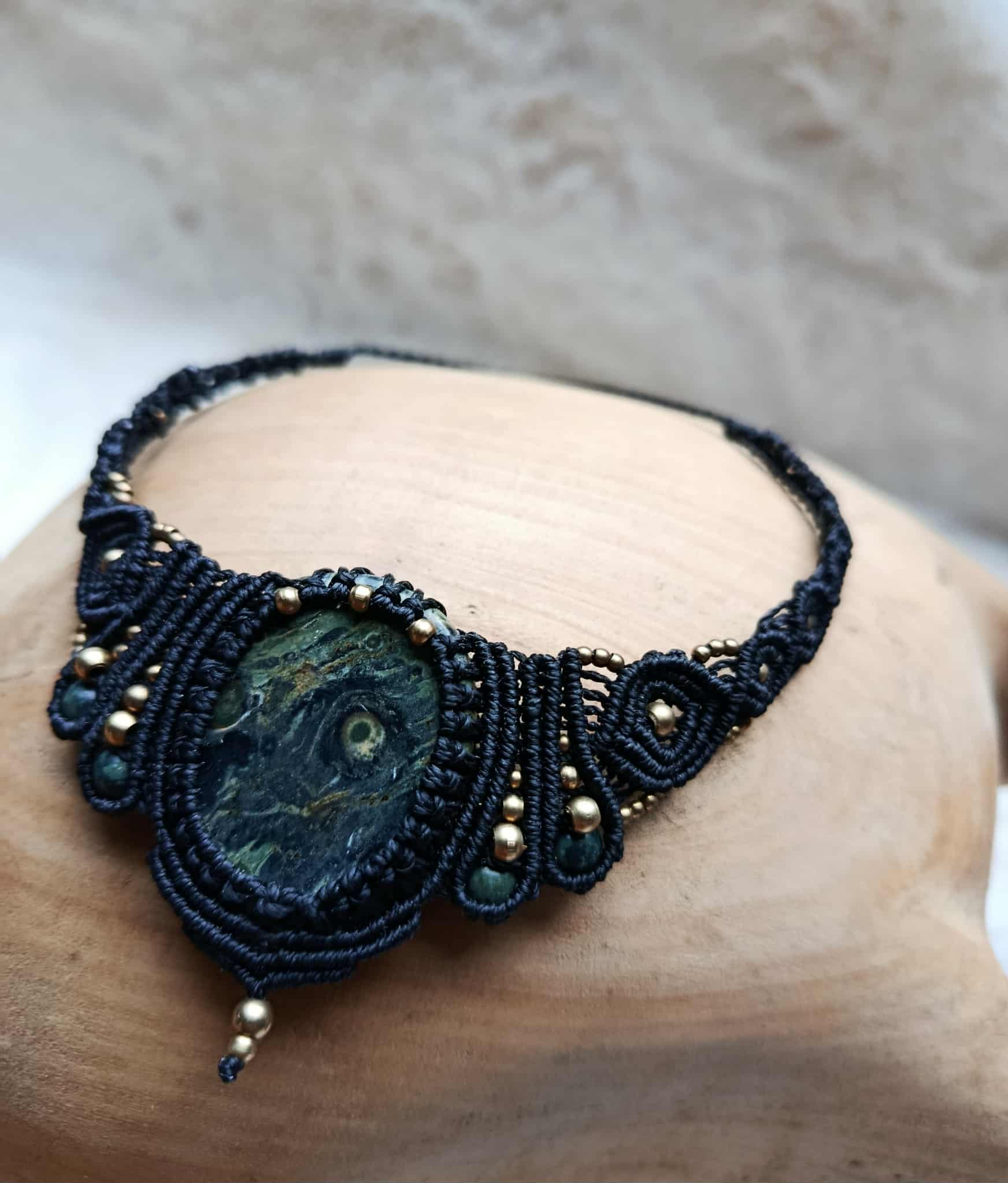 Collier en Micromacramé Noir – Pierre Kambaba & Perles en Laiton Inoxydable | Bijou Artisanal en Pierre Naturelle Unique