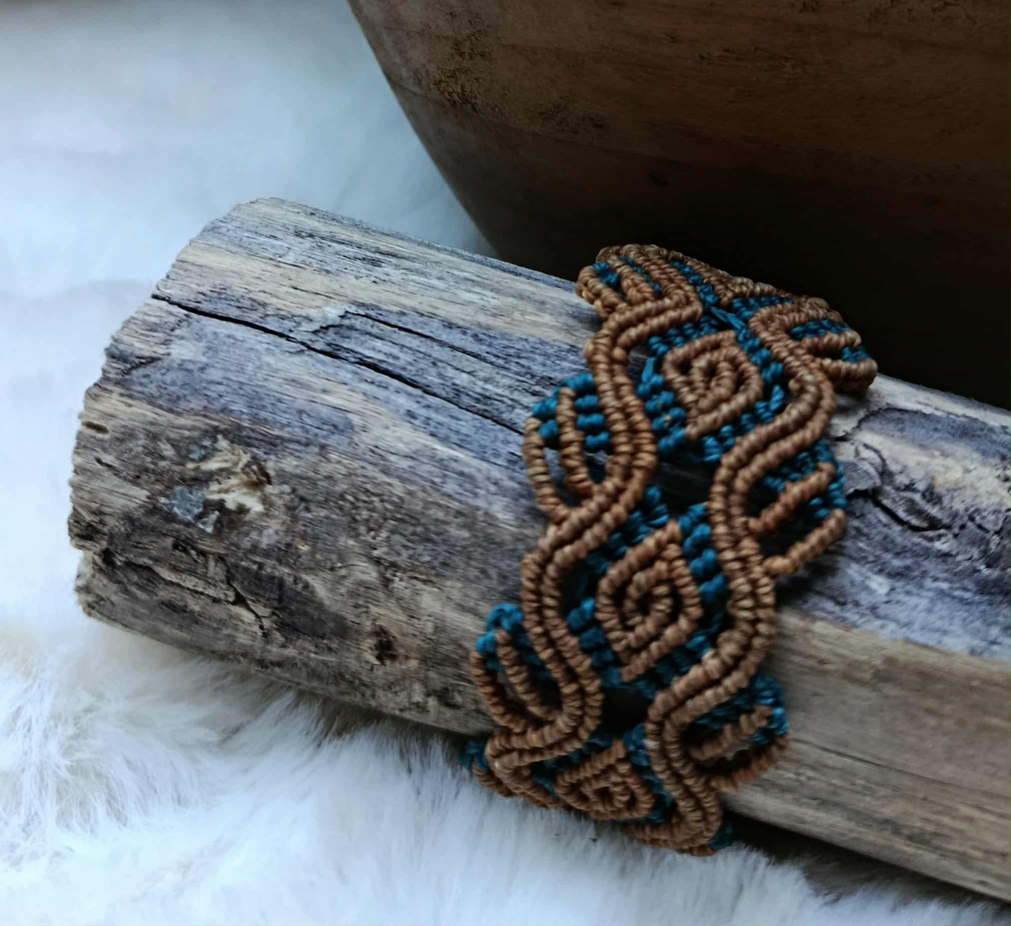 Bracelet bicolore vert bleu et ocre en micromacramé motif celtique – bijou artisanal fait main