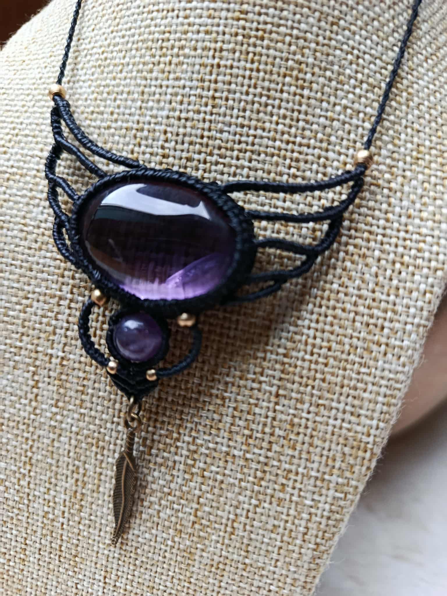 "Collier Bohème Artisanal – Micromacramé, Améthyste et Plume en Laiton"