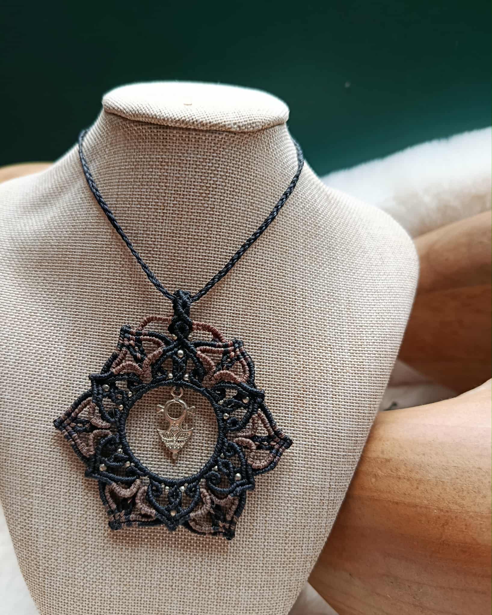 Collier en micromacramé noir & brun – bijou argenté recyclé, porté court ou en sautoir, création artisanale unique