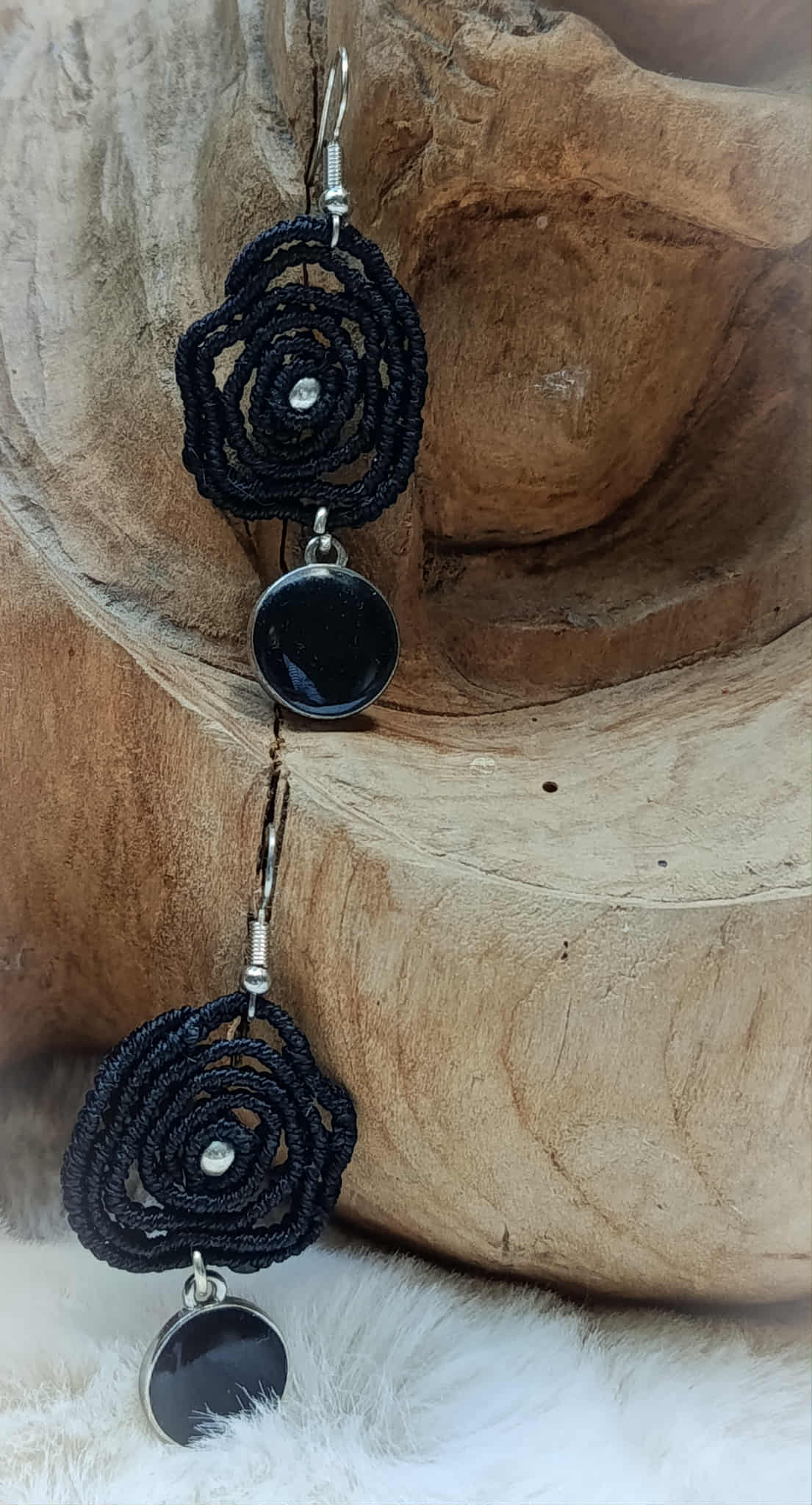 Boucles d’oreilles artisanales en micromacramé floral – breloque recyclée éco-responsable