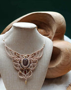 Collier mini plastron en micromacramé beige & brun – cabochon agate & perle en laiton inoxydable, bijou artisanal unique