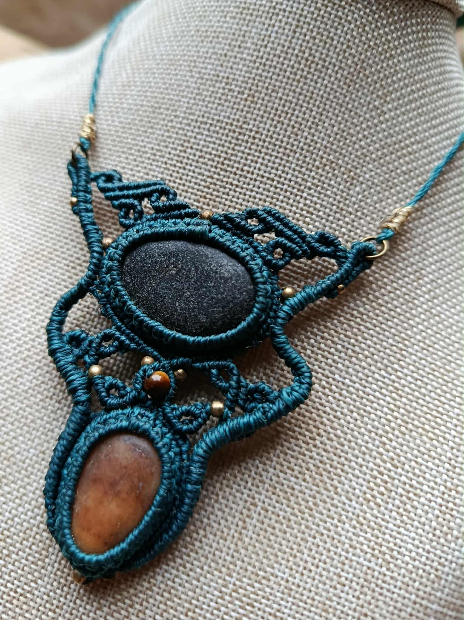 Collier en Macramé Bleu Vert – 2 Galets Naturels, Perle Œil de Tigre & Laiton Inoxydable | Bijou Artisanal Unique & Naturel