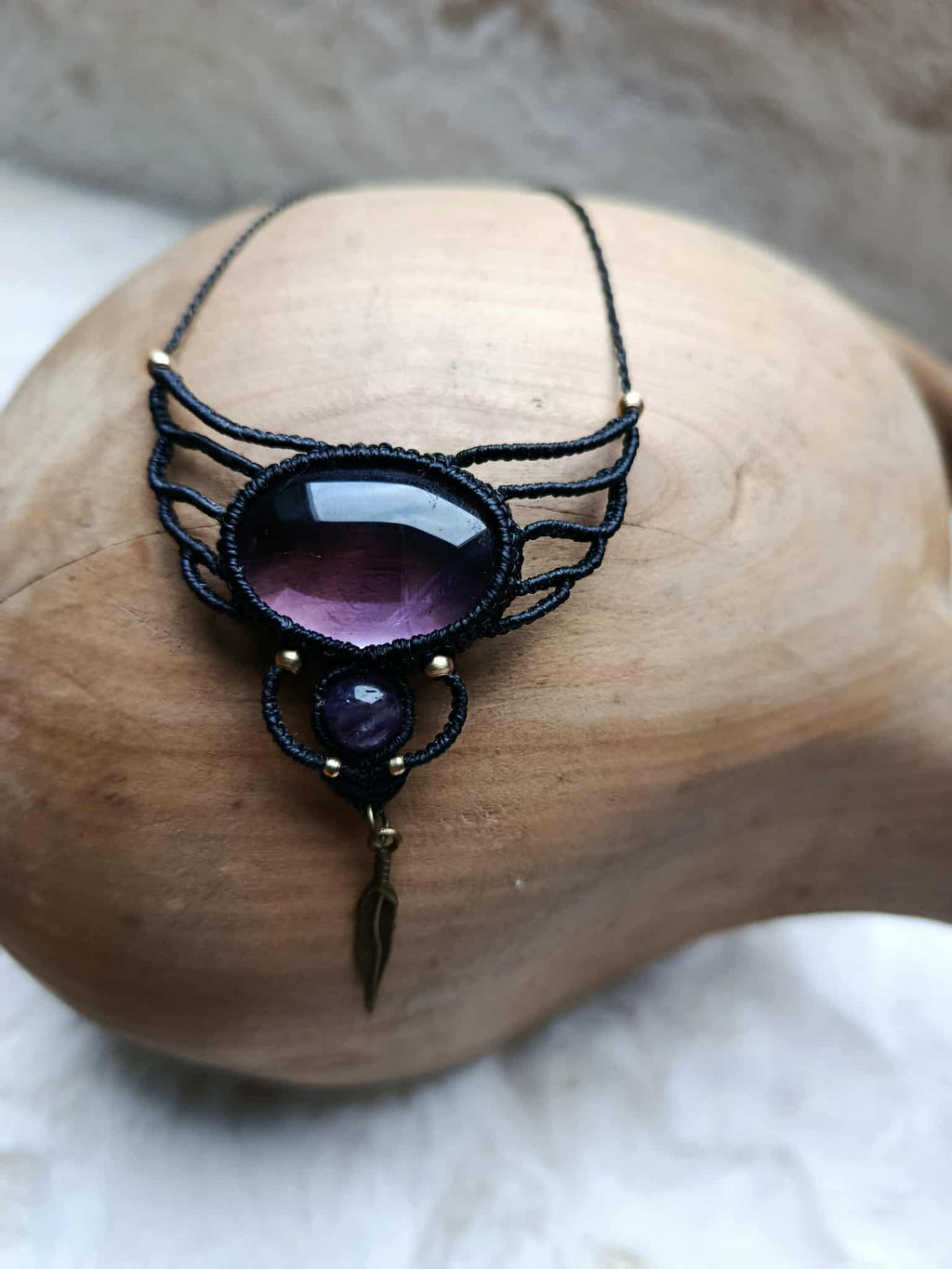 "Collier Bohème Artisanal – Micromacramé, Améthyste et Plume en Laiton"