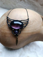 "Collier Bohème Artisanal – Micromacramé, Améthyste et Plume en Laiton"