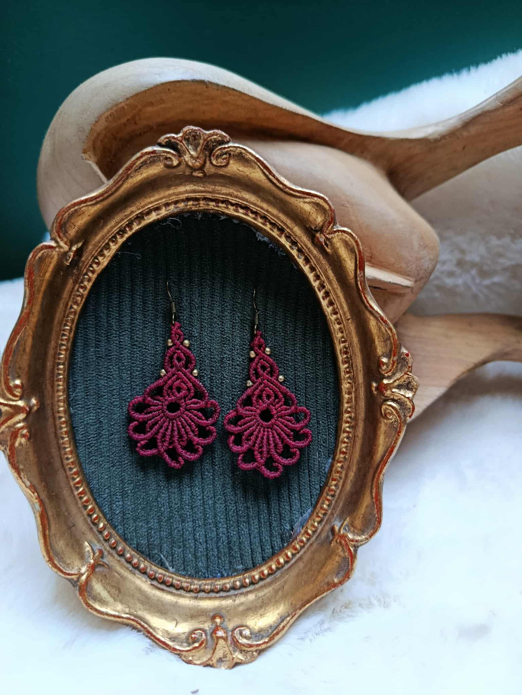 Boucles d’oreilles florales en fil bordeaux – perles en laiton inoxydable | Bijou artisanal bohème chic fait main