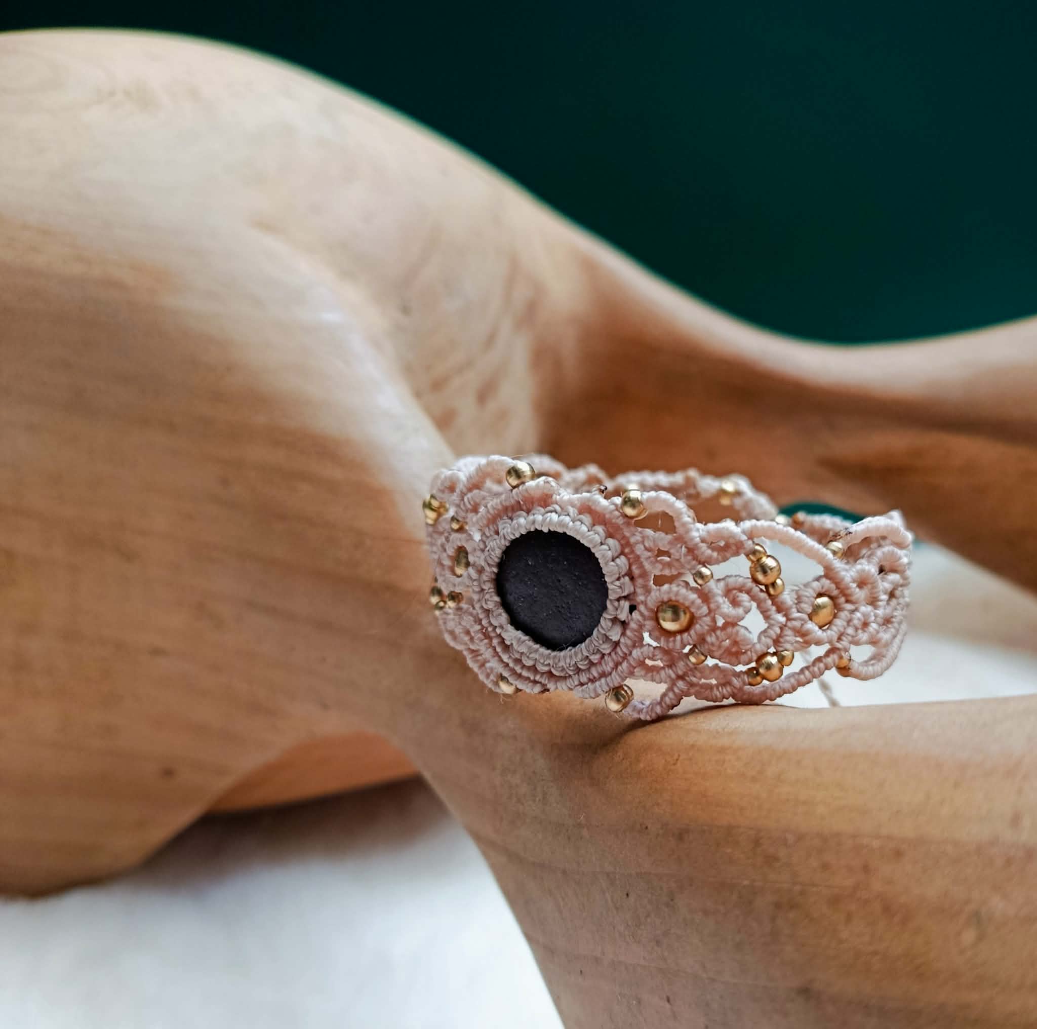 Bracelet en micromacramé fait main – Galet de Bretagne & perles dorées