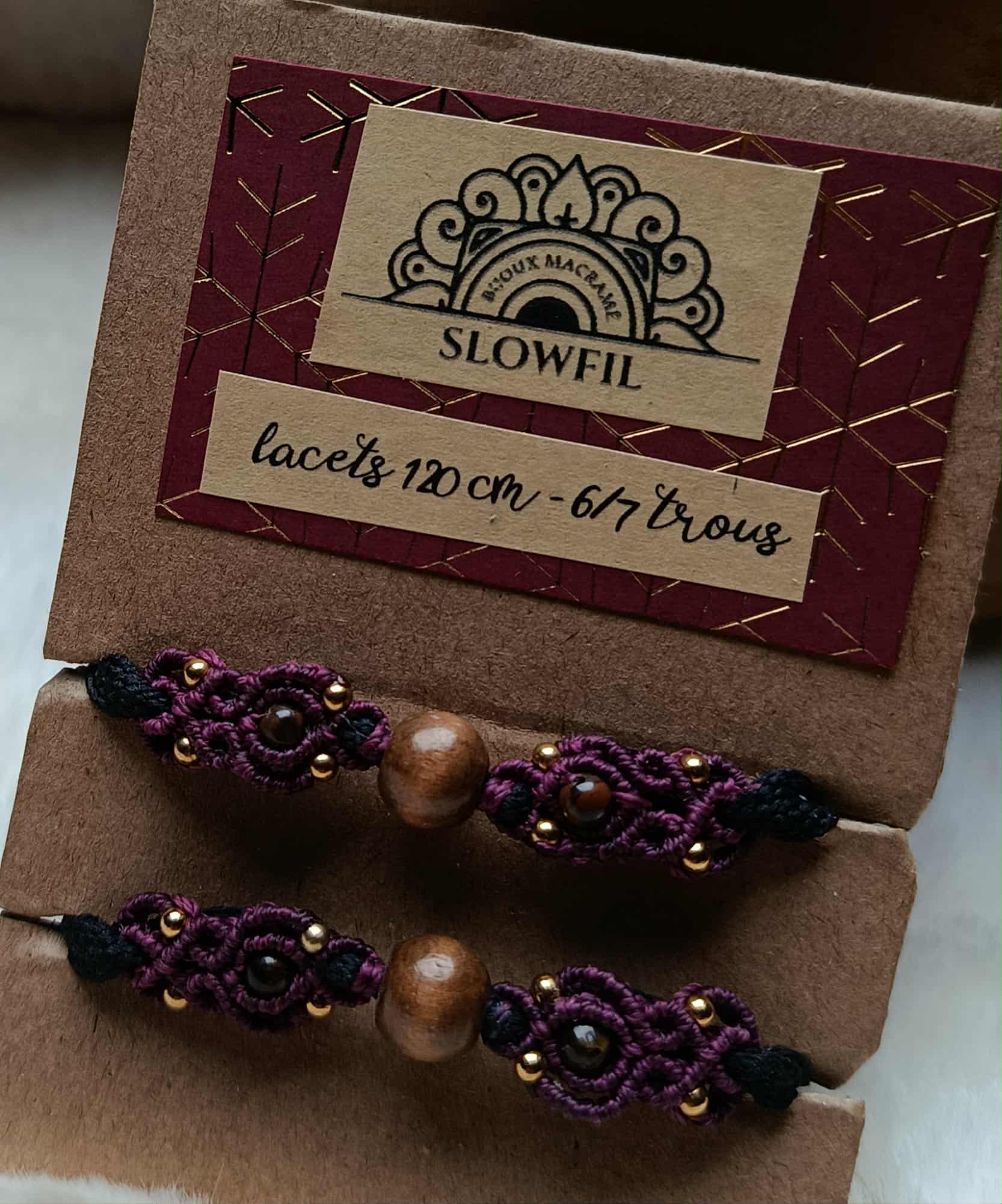 Lacets noirs en micromacramé avec perles en bois et œil de tigre, fil couleur prune et perles en laiton inoxydable