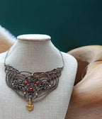 "Plastron Artisanal en Micromacramé – Perle de Jaspe Rouge et Breloque Acier Inoxydable"